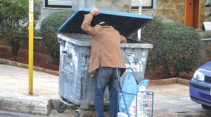 ...ΨΑΧΝΟΝΤΑΣ ΣΤΑ ΣΚΟΥΠΙΔΙΑ(EUROKINISSI/ΓΙΩΡΓΟΣ ΚΟΝΤΑΡΙΝΗΣ)