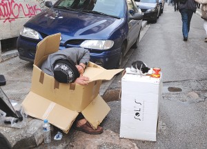 ΜΕΣΑ ΣΕ ΕΝΑ ΧΑΡΤΟΚΟΥΤΟ ΣΥΝΗΘΙΖΕΙ ΝΑ ΚΟΙΜΑΤΑΙ ΝΕΑΡΟΣ ΑΣΤΕΓΟΣ ΣΥΝΤΡΟΦΙΑ ΜΕ  ΕΝΑ ΓΑΤΑΚΙ ,ΣΕ ΔΡΟΜΟ  ΣΤΗΝ ΠΛΑΚΑ.ΦΩΤΟΓΡΑΦΙΑ ΑΝΤΩΝΗΣ ΝΙΚΟΛΟΠΟΥΛΟΣ/